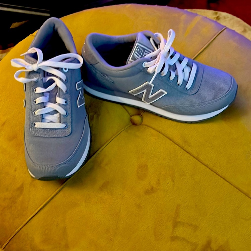 Tennis shoes
